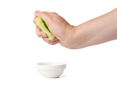 Sıkıştırılmış kireç, yarım yeşil limon sıkma, beyaz arka planda sıkılmış limon suyu, yanmış sembol, Küba Libre kokteyli.