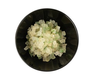 Şekerli narenciye kabuğu izole edilmiş. Citron ya da narenciye karışımından kesilmiş succade, beyaz arka planda kasede yeşil limon tadı.