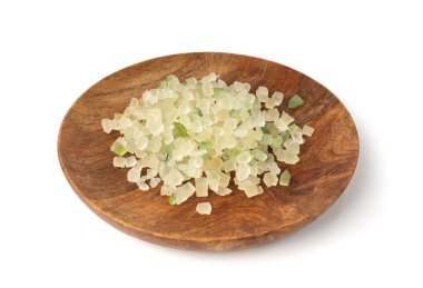 Şekerli narenciye kabuğu izole edilmiş. Limon veya narenciye karışımından kesilmiş succade, beyaz arka planda şekerli yeşil limon lezzeti.