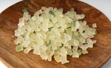 Şekerli narenciye kabuğu izole edilmiş. Limon veya narenciye karışımından kesilmiş succade, beyaz arka planda şekerli yeşil limon lezzeti.