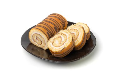 İsviçre Roll, Yuvarlak Süngerli Kek, Dilimlenmiş Vanilyalı Bisküvi, Jam Doldurmalı, İsviçre Tatlısı, Beyaz Arkaplanda Log Pastası