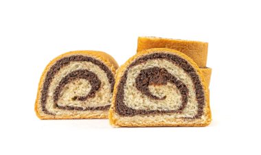 Haşhaş tohumlu İsviçre dürümü, Yuvarlak Süngerli Kek İzole edilmiş, Dilimlenmiş Vanilyalı Bisküvi Haşhaş tohumlu, İsviçre Tatlısı, Beyaz Arkaplanda Kütük Pastası