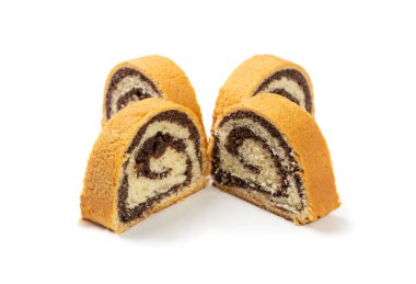 Haşhaş tohumlu İsviçre dürümü, Yuvarlak Süngerli Kek İzole edilmiş, Dilimlenmiş Vanilyalı Bisküvi Haşhaş tohumlu, İsviçre Tatlısı, Beyaz Arkaplanda Kütük Pastası