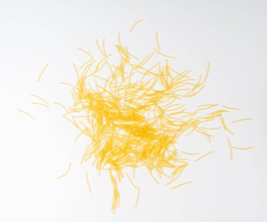 Çiğ vermicelli izole edilmiş, altın çorbalı makarna, küçük dağınık ev yapımı erişte, ince makarna, beyaz arka planda İtalyan filini makarna.