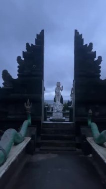 Bali tapınağındaki heykeller