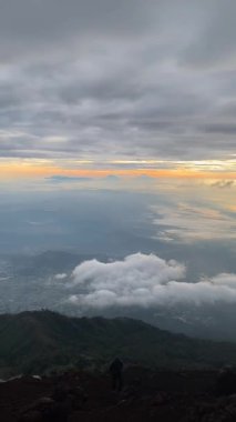 Majestic Peaks Büyük Dağcıları Bekliyor