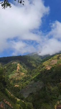 YüksekDağlar Beyaz Gökyüzü Bulutlarına Dokunuyor