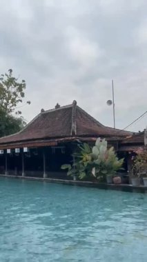 Serin Mavi Havuz Suyu Yüzmeye Davet Ediyor