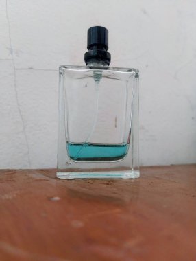 Beyaz arka planda bir şişe parfüm.