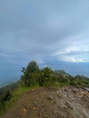 Dağları ve bulutları olan güzel bir manzara