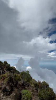 Uçsuz bucaksız gökyüzünün altındaki görkemli dağ