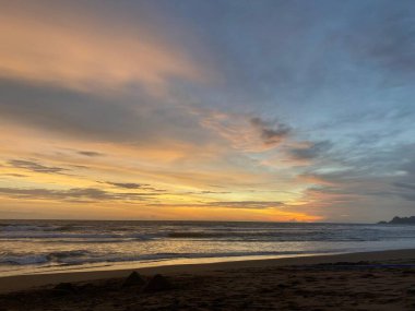 Denizin üzerinde güzel bir gün batımı