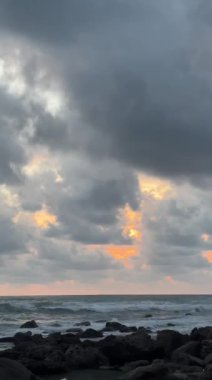 Güzel Sahillerde Çarpıcı Gün Batımı