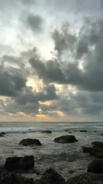 Güzel Sahillerde Çarpıcı Gün Batımı