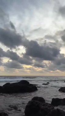 Güzel Sahillerde Çarpıcı Gün Batımı