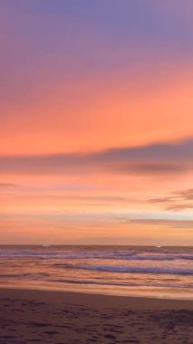 Güzel Sahillerde Çarpıcı Gün Batımı