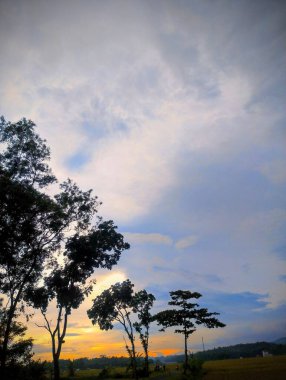 Gölün üzerinde güzel bir gün batımı