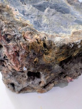 Beyaz zemin üzerinde makro mineral taş pypyite