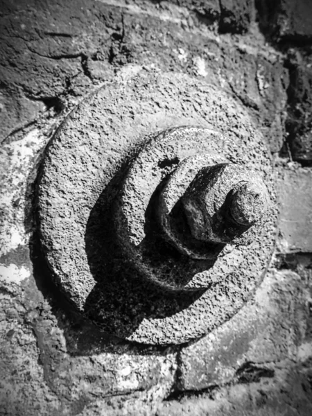 Écrous et boulons sur le mur d'un monument — Photo