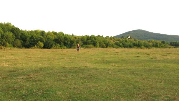 Ragazzina corre alla macchina fotografica — Video Stock