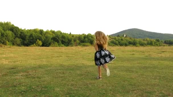 Mała dziewczynka biegi daleko — Wideo stockowe