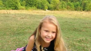 Yürekten bir çocuk gülüyor