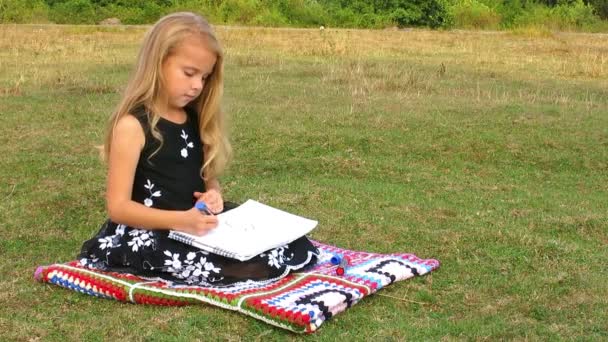 Girl writes the word 'MOM' — стокове відео