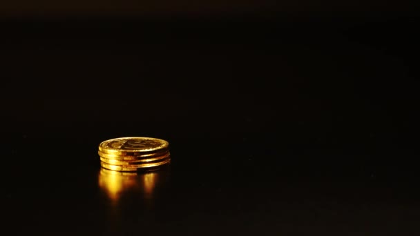 Guld mynt på en svart bakgrund — Stockvideo