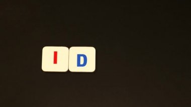 Harflerden oluşan sözcük fikir (fikir). Word fikir (kötü) siyah arka plan üzerine. Stop motion