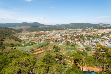 Vietnam şehir dağlarda