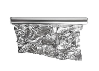 Kırışık alüminyum folyo rulo, buruşuk alüminyum kağıt izole, gümüş yemek folyosu, beyaz arka planda hafif metal levha.