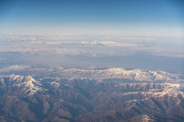 Uçak Pencere Manzarası, Kar Dağları Uçan Uçak Manzarası, Uçak Kabini, Kanatlardaki Uçak Pencere Görünümü, Aşağıdaki Issız Kış Dağları Manzarası