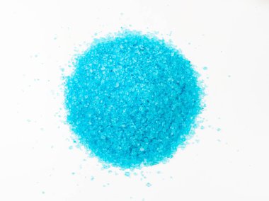 Banyo için mavi deniz tuzu kristalleri. Doğal mineral derisi kozmetik yığını, beyaz arkaplanda aromatik spa tuzu üst görünümü