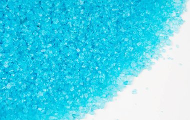 Banyo için mavi deniz tuzu kristalleri. Doğal mineral derisi kozmetik yığını, beyaz arkaplanda aromatik spa tuzu üst görünümü
