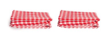 Piknik masası örtüsü izole edilmiş, katlanmış peçete, kırmızı beyaz masa örtüsü, Gingham desenli mutfak havlusu, restoran bulaşık bezi, beyaz arka planda piknik masası örtüsü