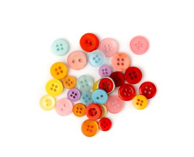 Çok renkli dikiş düğmeleri izole edilmiş. Beyaz arkaplan görünümünde kumaş, terzi aksesuarı koleksiyonu için farklı renk ve boyutlarda plastik dikiş düğmeleri