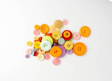 Çok renkli dikiş düğmeleri izole edilmiş. Beyaz arkaplan görünümünde kumaş, terzi aksesuarı koleksiyonu için farklı renk ve boyutlarda plastik dikiş düğmeleri