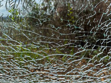 Çatlak cam desenli arka plan. Kırık camlı çatlaklar, kırık pencere deseni, çatlak saydam yüzey kağıdı, güvenlik kırıkları.