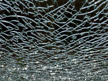 Çatlak cam desenli arka plan. Kırık camlı çatlaklar, kırık pencere deseni, çatlak saydam yüzey kağıdı, güvenlik kırıkları.