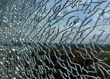 Çatlak cam desenli arka plan. Kırık camlı çatlaklar, kırık pencere deseni, çatlak saydam yüzey kağıdı, güvenlik kırıkları.