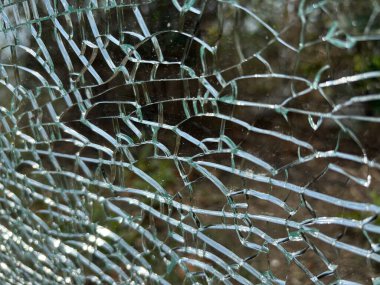 Çatlak cam desenli arka plan. Kırık camlı çatlaklar, kırık pencere deseni, çatlak saydam yüzey kağıdı, güvenlik kırıkları.