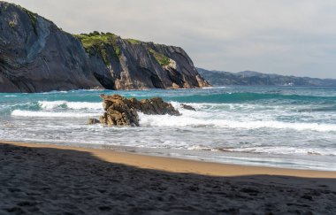 Soğuk Atlantik Okyanusu ejderhaya benzeyen sinematik katmanlı kayalarla çevrilidir. Kuzey İspanya 'nın sert havası