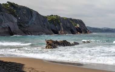 Soğuk Atlantik Okyanusu ejderhaya benzeyen sinematik katmanlı kayalarla çevrilidir. Kuzey İspanya 'nın sert havası