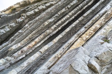 Katmanlı kayalar, sinek dokusu arka planı. Tortul kaya, çizgiler taş desen, jeoloji katman kayalık bayrağı, doğa taş duvar yapısı, eski kaba mineral oluşumu.