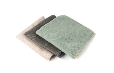 Temiz bez, gri, yeşil mendil, temiz mikrofiber havlu, pamuk peçete, mikrofiber kumaş, beyaz arka planda doğal malzemelerden yapılmış mutfak bezleri.