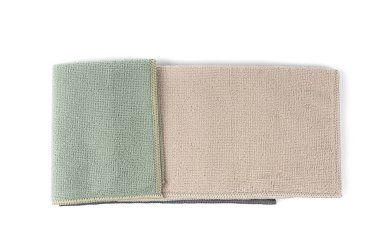 Temiz bez, gri, yeşil mendil, temiz mikrofiber havlu, pamuk peçete, mikrofiber kumaş, beyaz arka planda doğal malzemelerden yapılmış mutfak bezleri.