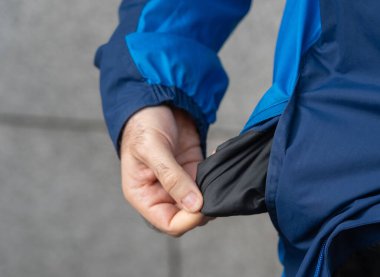 Cepleri boş, yakın plan. Mavili kişi mali kayıp, para yok, yoksul kişi, ekonomik kriz veya bulanık bir arkaplanda iflas konsepti gösteriyor