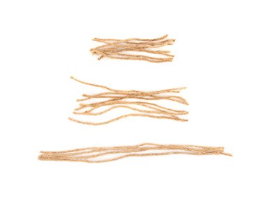 İp parçası izole edilmiş, jute ip parçası, ambalaj ipi düğümlerinin bir parçası, beyaz arka planda çevre dostu doğal ip parçaları.