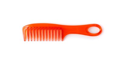 Turuncu plastik tarak izole edildi. Yeni renk saç fırçası, renkli berber aracı, beyaz arkaplanda büyük kırmızı tarak