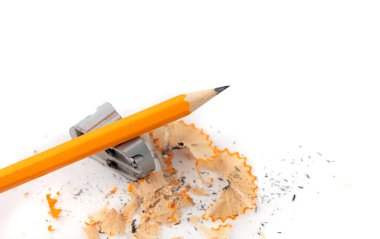 Keskinleştirilmiş kalemler izole edildi. Silgi, kalem talaşı ve beyaz arka planda sivri uçlu sarı tahta kalemler.